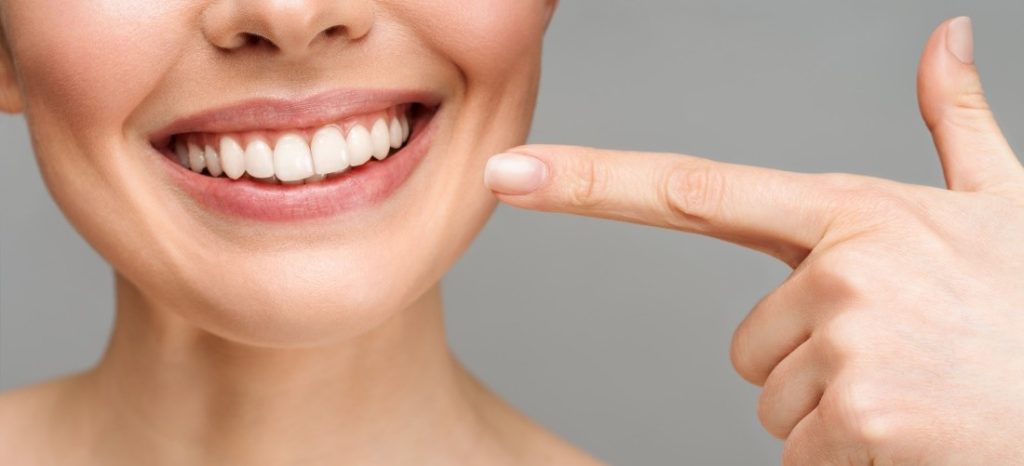 Prima di togliere tutti i denti per mettere la dentiera, scopri le alternative: overdenture, All-on-4 e carico immediato. Cosa succede all'osso, pro e contro di ogni soluzione e le domande da fare al dentista.