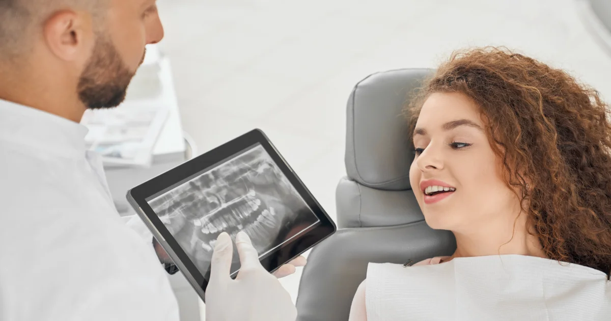 Radiografia dentale per controllare l'alveolo in caso di alveolite secca dopo l'estrazione